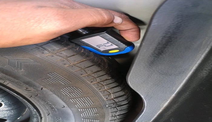 2015 Maruti Swift Dzire LDI, Diesel, Manual, 1,55,940 km, tyre