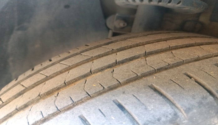 2013 Volkswagen Vento HIGHLINE DIESEL 1.6, Diesel, Manual, 1,64,971 km, tyre