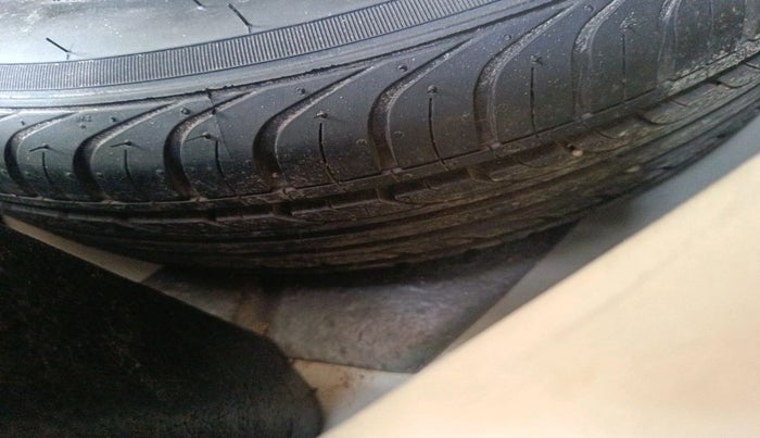 2013 Volkswagen Vento HIGHLINE DIESEL 1.6, Diesel, Manual, 1,64,971 km, tyre