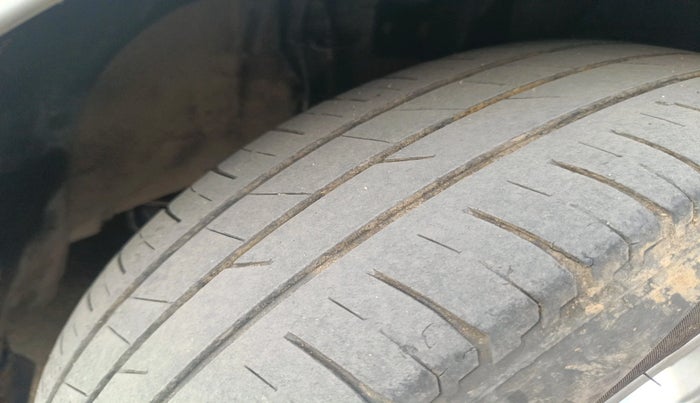 2013 Volkswagen Vento HIGHLINE DIESEL 1.6, Diesel, Manual, 1,64,971 km, tyre