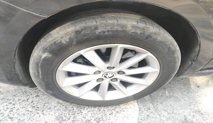 2014 Skoda Superb ELEGANCE 1.8 TSI MT, Petrol, Manual, 1,06,039 km, tyre