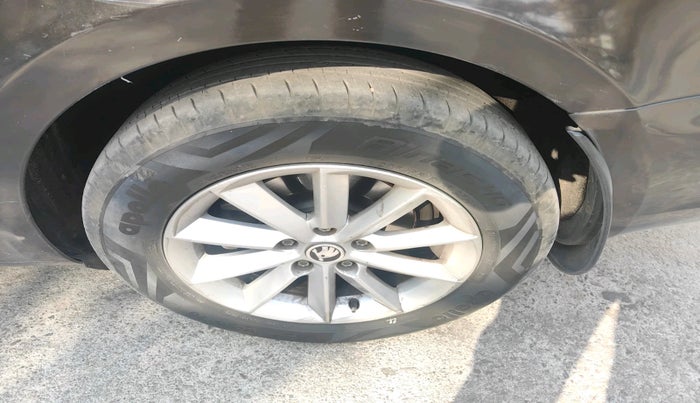 2014 Skoda Superb ELEGANCE 1.8 TSI MT, Petrol, Manual, 1,06,039 km, tyre