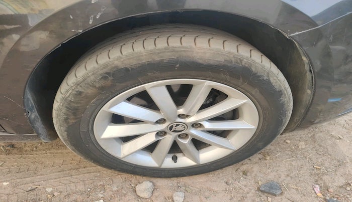 2014 Skoda Superb ELEGANCE 1.8 TSI MT, Petrol, Manual, 1,06,039 km, tyre