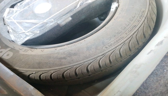 2014 Volkswagen Polo HIGHLINE1.2L, Petrol, Manual, 40,569 km, tyre