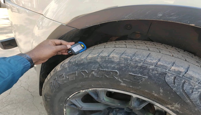 2017 Mahindra XUV500 W10, Diesel, Manual, 1,28,917 km, tyre