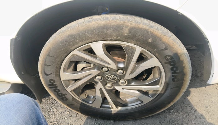 2024 Toyota Innova Crysta GX Plus 8 STR, Diesel, Manual, 39,261 km, tyre