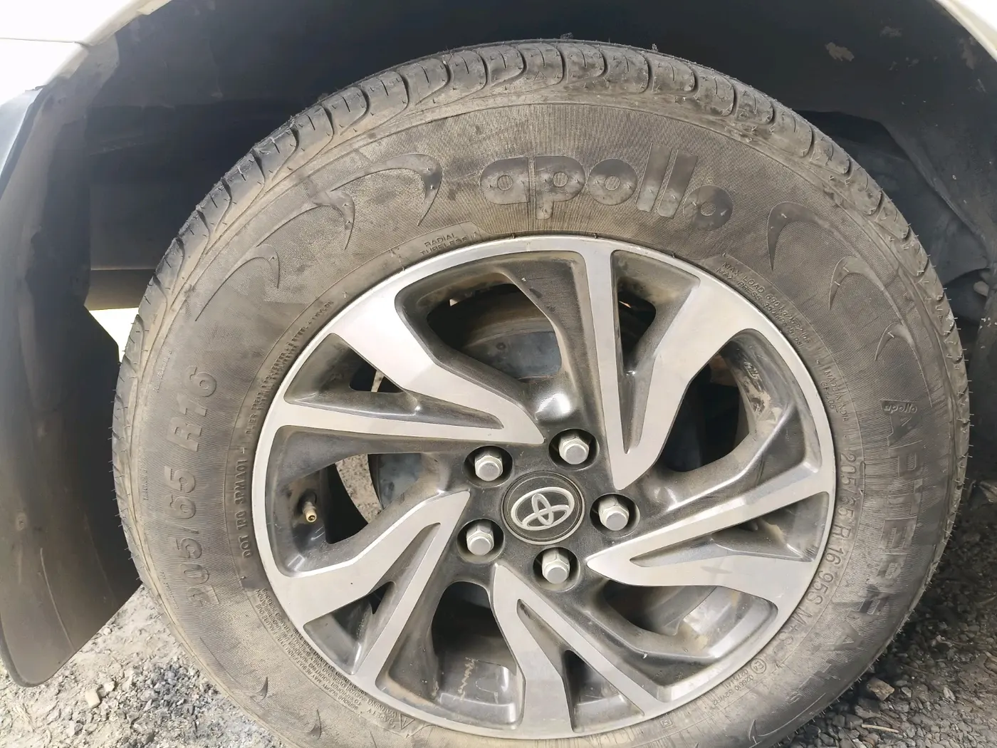 2024 Toyota Innova Crysta GX Plus 8 STR, Diesel, Manual, 39,261 km, tyre