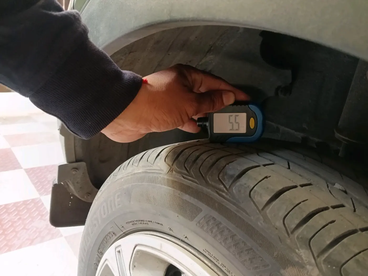 2022 Tata NEXON XE PETROL, Petrol, Manual, 72,405 km, tyre