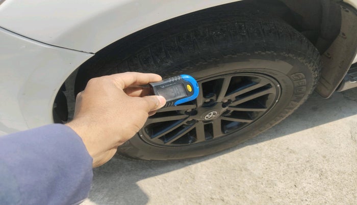 2014 Toyota Fortuner 3.0 4X2 AT, Diesel, Automatic, 2,10,915 km, tyre