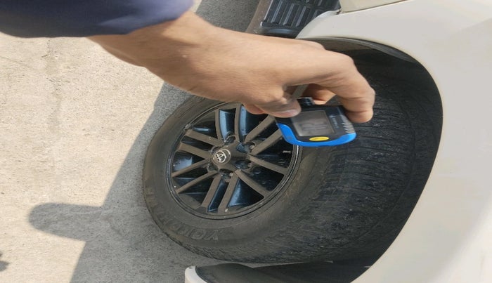 2014 Toyota Fortuner 3.0 4X2 AT, Diesel, Automatic, 2,10,915 km, tyre