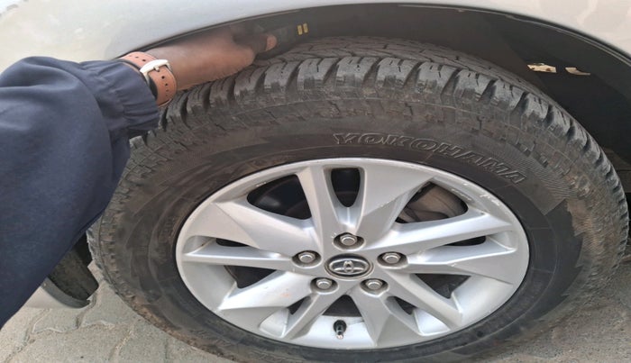 2016 Toyota Innova Crysta 2.4 VX 8 STR, Diesel, Manual, 1,80,804 km, tyre