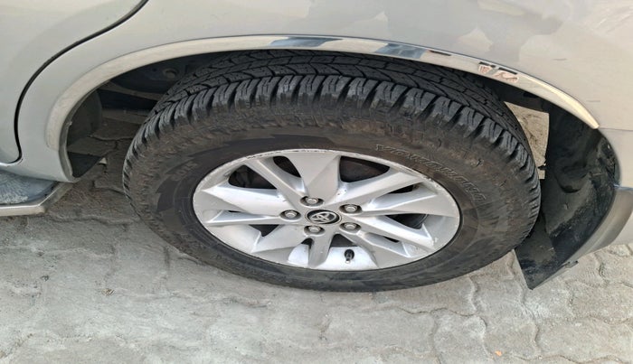 2016 Toyota Innova Crysta 2.4 VX 8 STR, Diesel, Manual, 1,80,804 km, tyre