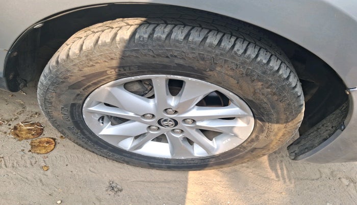 2016 Toyota Innova Crysta 2.4 VX 8 STR, Diesel, Manual, 1,80,804 km, tyre