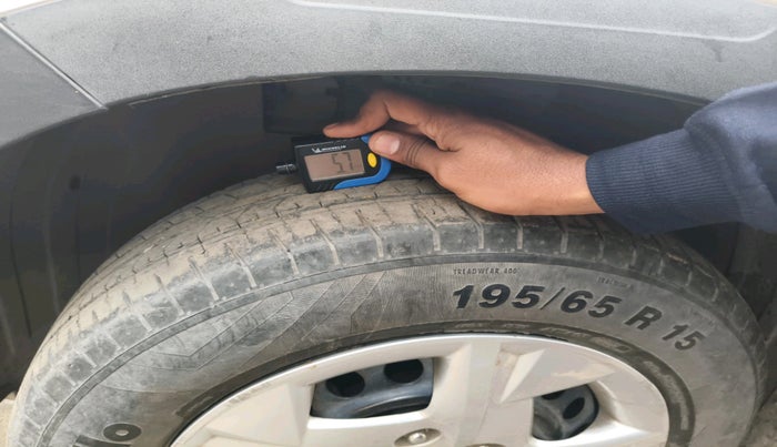 2022 Hyundai VENUE S+ 1.2, Petrol, Manual, 32,000 km, tyre