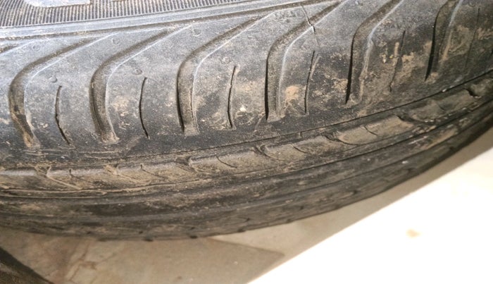 2014 Volkswagen Vento COMFORTLINE DIESEL 1.6, Diesel, Manual, 2,08,290 km, tyre