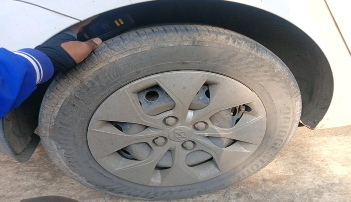 2015 Hyundai Xcent BASE 1.2, Petrol, Manual, 1,10,496 km, tyre