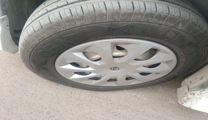 2011 Maruti Swift Dzire VXI, Petrol, Manual, 1,34,629 km, tyre