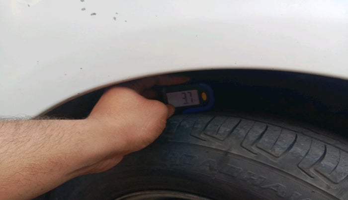 2015 Hyundai i10 MAGNA 1.1, Petrol, Manual, 1,14,490 km, tyre