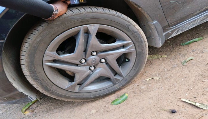 2021 Hyundai NEW I20 SPORTZ 1.2 AT, Petrol, Automatic, 80,000 km, tyre