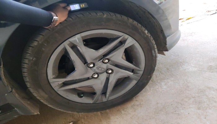 2021 Hyundai NEW I20 SPORTZ 1.2 AT, Petrol, Automatic, 80,000 km, tyre