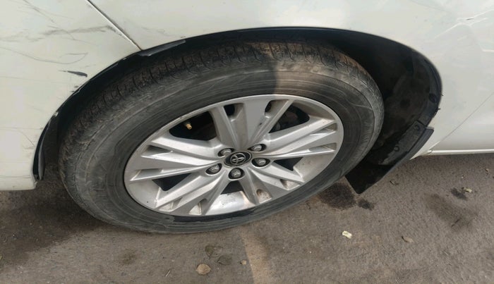 2016 Toyota Innova Crysta 2.7 ZX AT 7 STR, Petrol, Automatic, 1,73,264 km, tyre