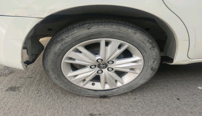 2016 Toyota Innova Crysta 2.7 ZX AT 7 STR, Petrol, Automatic, 1,73,264 km, tyre