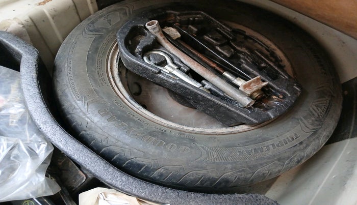 2011 Volkswagen Vento TRENDLINE DIESEL 1.6, Diesel, Manual, 1,31,041 km, tyre