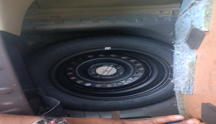 2016 Honda Brio VX AT, Petrol, Automatic, 18,932 km, tyre