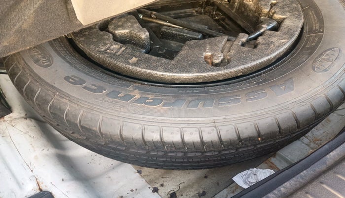 2016 Hyundai Creta E PLUS 1.6 PETROL, Petrol, Manual, 1,28,227 km, tyre