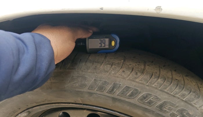 2011 Toyota Innova G1 2.5, Diesel, Manual, 1,39,084 km, tyre