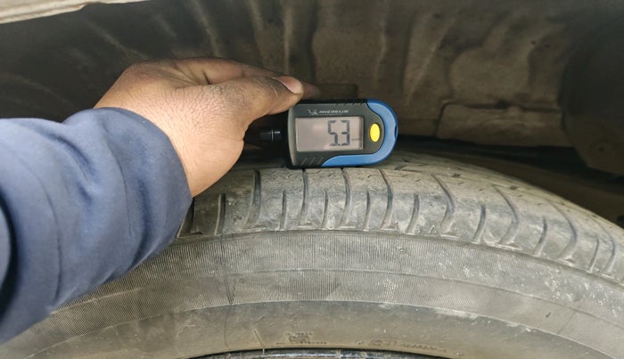 2011 Toyota Innova G1 2.5, Diesel, Manual, 1,39,084 km, tyre