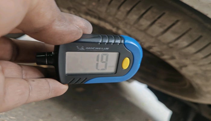 2011 Toyota Innova G1 2.5, Diesel, Manual, 1,39,084 km, tyre