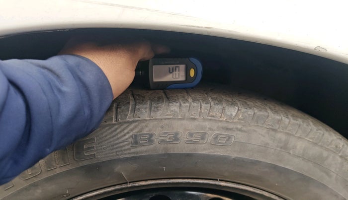 2011 Toyota Innova G1 2.5, Diesel, Manual, 1,39,084 km, tyre