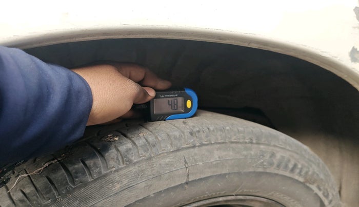 2011 Toyota Innova G1 2.5, Diesel, Manual, 1,39,084 km, tyre