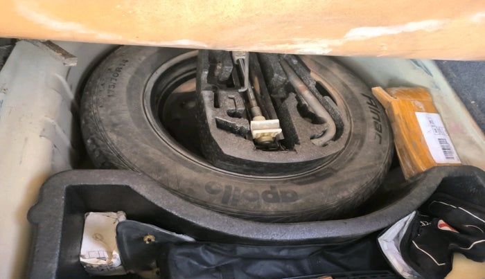 2014 Skoda Rapid ELEGANCE 1.6 TDI CR MT, Diesel, Manual, 2,91,235 km, tyre