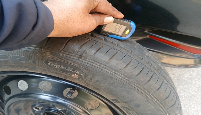 2015 Maruti Ciaz ZXI AT, Petrol, Automatic, 96,815 km, tyre