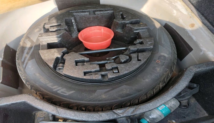 2016 Volkswagen Vento HIGHLINE PETROL AT, Petrol, Automatic, 2,14,898 km, tyre