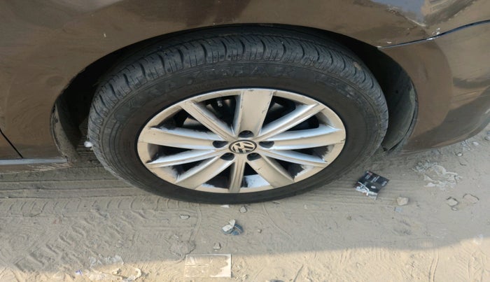 2016 Volkswagen Vento HIGHLINE PETROL AT, Petrol, Automatic, 2,14,898 km, tyre