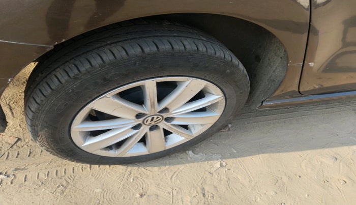 2016 Volkswagen Vento HIGHLINE PETROL AT, Petrol, Automatic, 2,14,898 km, tyre