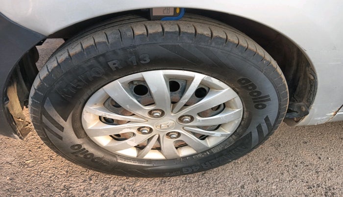 2014 Hyundai i10 SPORTZ 1.1, Petrol, Manual, 1,02,993 km, tyre