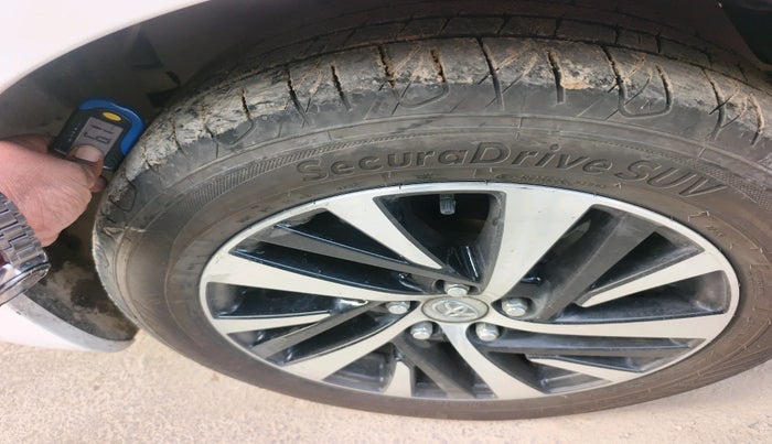 2024 Toyota Innova Crysta 2.4 ZX 7STR, Diesel, Manual, 55,262 km, tyre