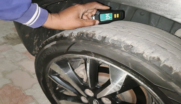 2019 Mahindra XUV300 W8 (O) 1.5 DIESEL AMT, Diesel, Automatic, 94,535 km, tyre