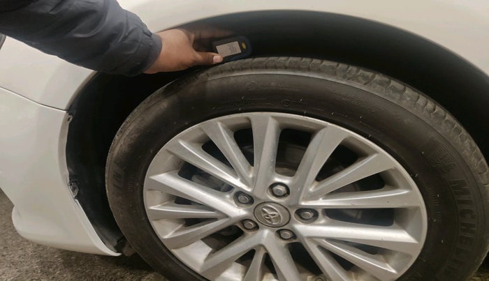 2017 Toyota Camry HYBRID, Hybrid, Automatic, 1,09,020 km, tyre