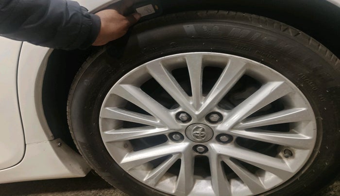 2017 Toyota Camry HYBRID, Hybrid, Automatic, 1,09,020 km, tyre