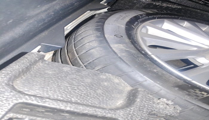 2017 Toyota Camry HYBRID, Hybrid, Automatic, 1,09,020 km, tyre