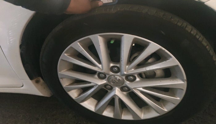 2017 Toyota Camry HYBRID, Hybrid, Automatic, 1,09,020 km, tyre