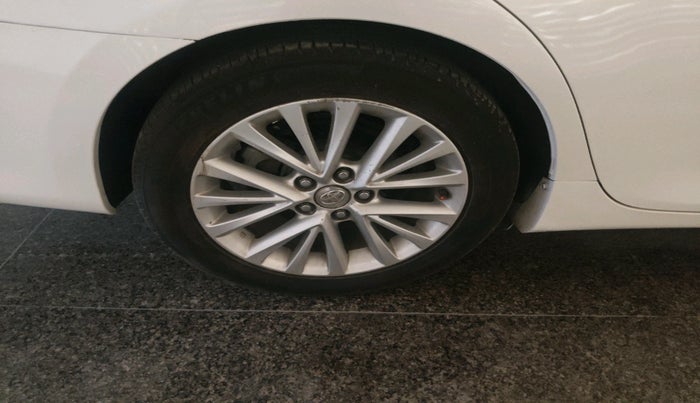 2017 Toyota Camry HYBRID, Hybrid, Automatic, 1,09,020 km, tyre