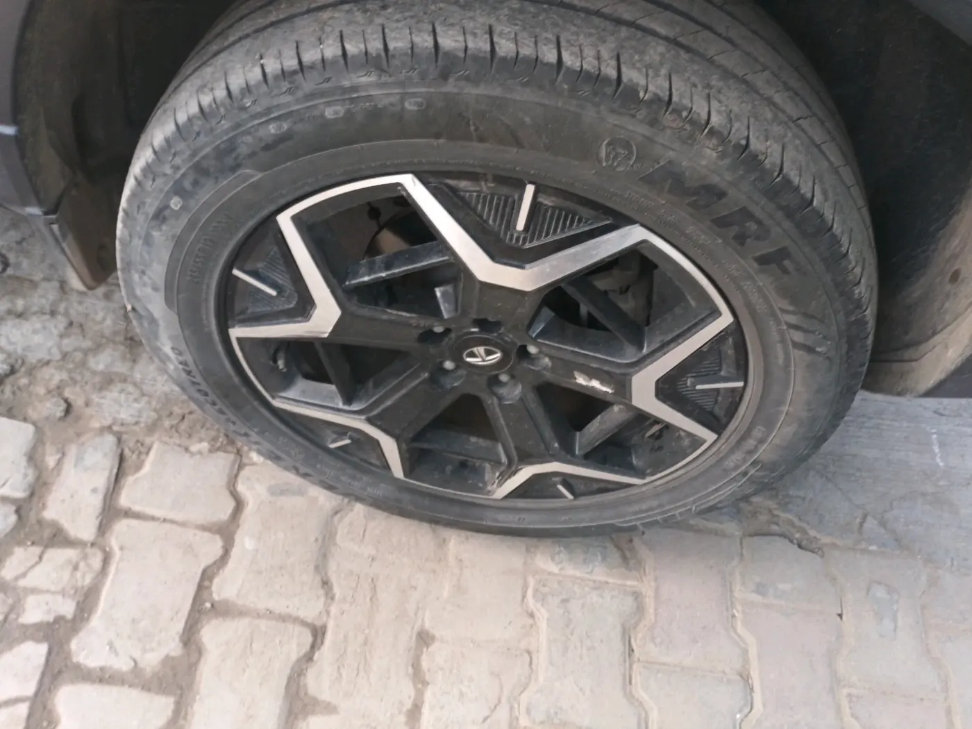 2023 Tata Safari ACCOMPLISHED PLUS DARK EDITION AT, Diesel, Automatic, 49,966 km, tyre
