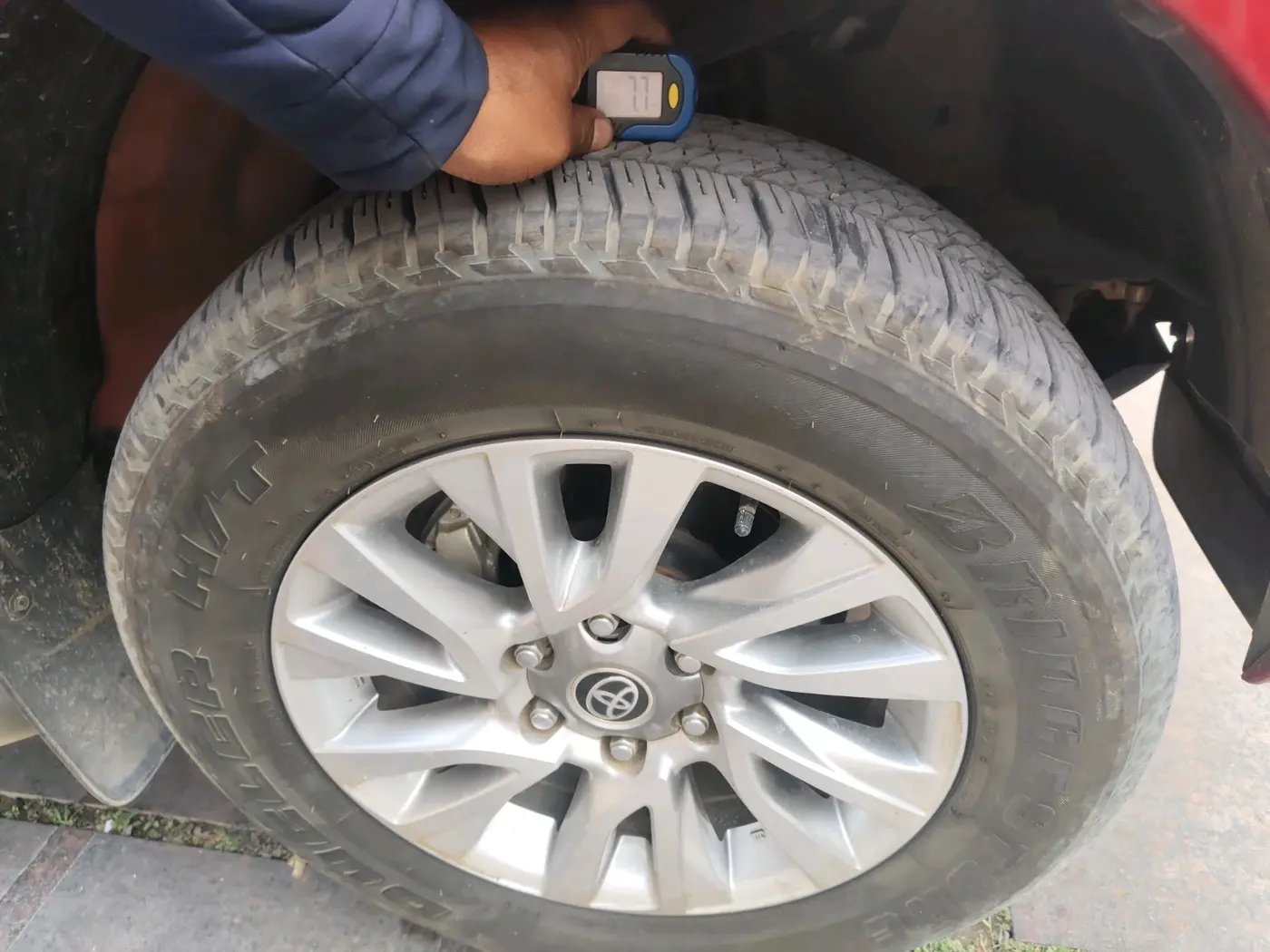 2023 Toyota HILUX HIGH 4X4 AT, Diesel, Automatic, 5,884 km, tyre