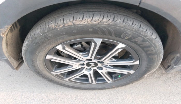 2025 Mahindra XUV700 AX7 Luxury Pack Diesel MT 7 STR, Diesel, Manual, 10,628 km, tyre